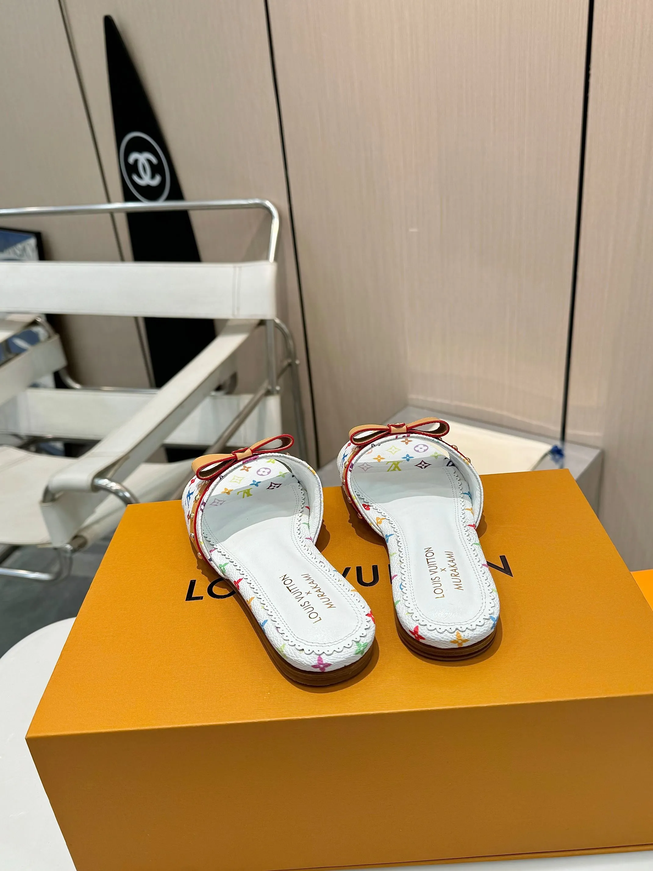 👟👟Ex-factory price 480👟👟 Flat heel top version👠💖Fashion essential LV Louis Vuitton high heels, a new luxury experience ✨Today I recommend a Louis Vuitton beauty to you. It uses high-end genuine leather soles and feels comfortable on the feet. Every step feels like walking on the clouds.  High-end lasting technology, the foot feels incomparable!  💙The perfect combination of brand printed leather and brand hardware buckles creates a unique fashion sparkle, highlighting nobility and luxury!  Classic design, exquisite craftsmanship, and quality in every detail.  Whether it's the casual style of matching or the elegant style of a skirt, it can be easily controlled.  Wear this pair of shoes and become the fashion focus on the street, showing off your elegant taste! 💃 Fabric: Brand printed fabric Lining: Breathable sheepskin Sole: Italian leather sole Size: 35-42 (34/40/41/42 customized)